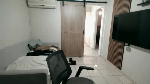 Snapshot of luis_flr chatting on 10.01.25 luis_flr online show from 10.01.25