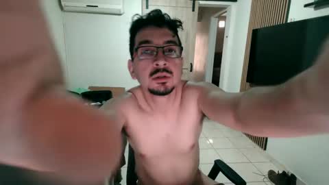 Snapshot of luis_flr chatting on 10.06.25 luis_flr online show from 10.06.25