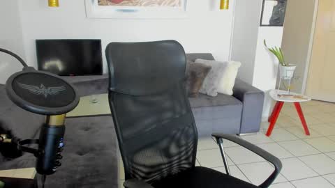 Snapshot of lulu_lopez chatting on 02.12.25 Lau  online show from 02.12.25