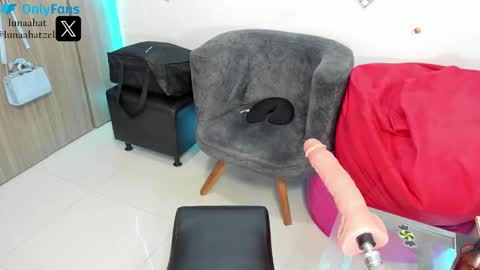 Snapshot of lunaahatzel chatting on 01.15.25 Luna Hatzel online show from 01.15.25