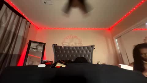 Snapshot of luvvlee chatting on 10.17.25 luvvlee online show from 10.17.25