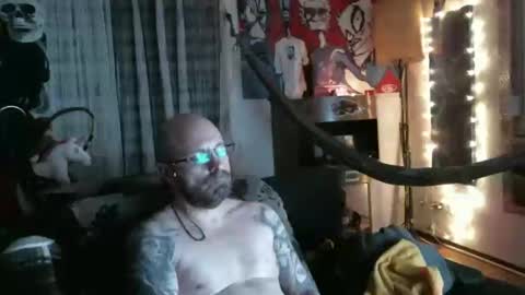 Snapshot of mad_dem0n chatting on 01.05.25 Manuel online show from 01.05.25