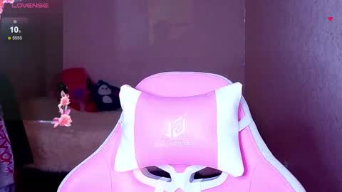 Snapshot of magicladyy chatting on 10.05.25 Angel online show from 10.05.25