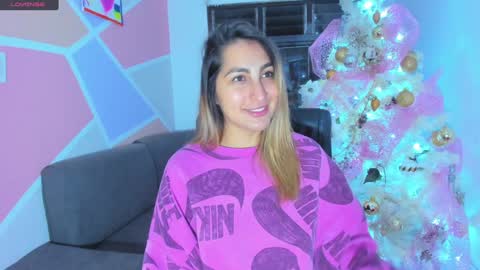 Snapshot of maiaconnor chatting on 01.08.25 online show from 01.08.25