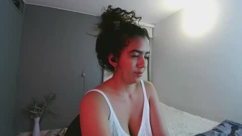 Snapshot of maithe_perroni chatting on 03.08.25   Lauu online show from 03.08.25