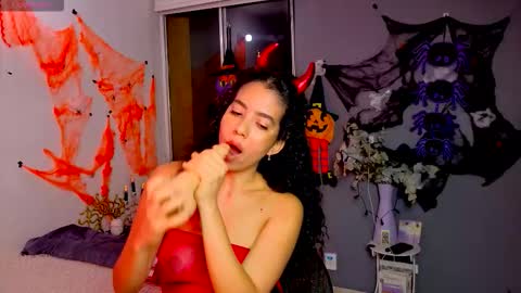 Snapshot of maithe_perroni chatting on 10.29.25   Lauu online show from 10.29.25