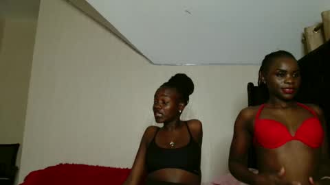 Snapshot of malani_malia chatting on 11.10.25 malani_malia online show from 11.10.25