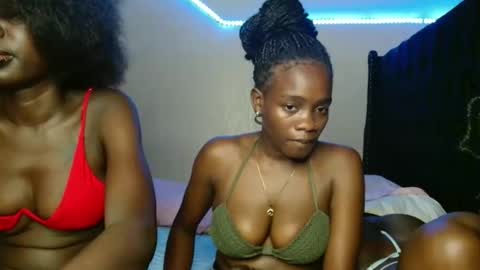 Snapshot of malani_malia chatting on 11.16.25 malani_malia online show from 11.16.25