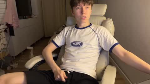 Snapshot of malcolm_yang chatting on 11.01.25 Tom and Mark 3 online show from 11.01.25