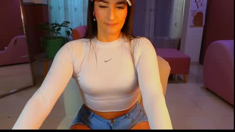 Snapshot of malen_fitnessmilf chatting on 10.11.25 malen_fitnessmilf online show from 10.11.25