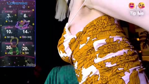 Snapshot of mali_sia chatting on 10.04.25 Mischelle online show from 10.04.25