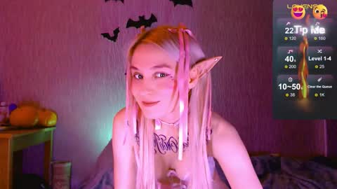 Snapshot of mali_sia chatting on 10.31.25 Mischelle online show from 10.31.25