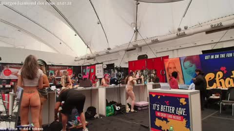 Snapshot of margotdiamond chatting on 02.01.25   online show from 02.01.25