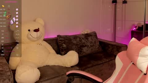 Snapshot of mari_nett chatting on 01.22.25 mari_nett online show from 01.22.25