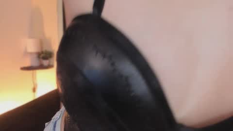 Snapshot of marian_pinzon chatting on 11.13.25 Marian online show from 11.13.25