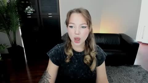 Snapshot of mariarobinsone chatting on 10.14.25 mariarobinsone online show from 10.14.25