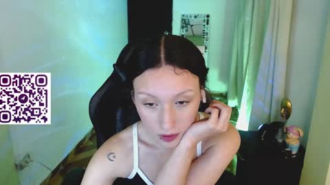 Snapshot of martina_adams chatting on 01.04.25 mari online show from 01.04.25