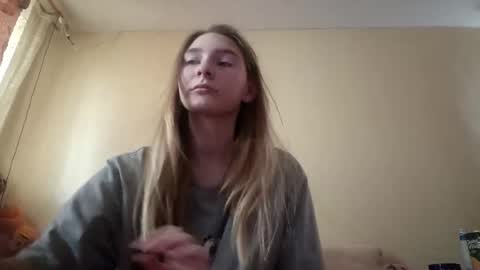 Hi My name is Elina Im 18 years old. online show from 09.30.25
