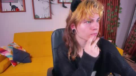 Snapshot of mattmarnee chatting on 11.04.25 mattmarnee online show from 11.04.25