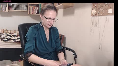 Snapshot of maturekate chatting on 12.17.24 maturekate online show from 12.17.24