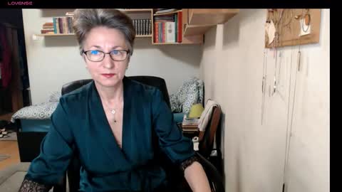 Snapshot of maturekate chatting on 09.18.25 maturekate online show from 09.18.25