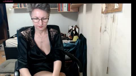 Snapshot of maturekate chatting on 10.13.25 maturekate online show from 10.13.25