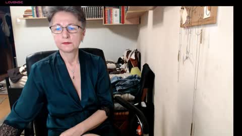 Snapshot of maturekate chatting on 10.15.25 maturekate online show from 10.15.25