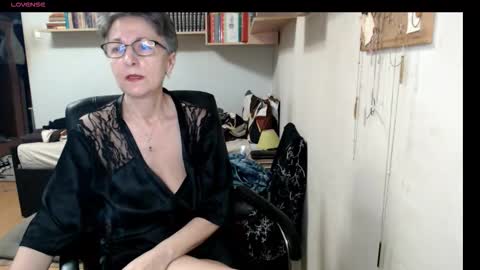 Snapshot of maturekate chatting on 10.17.25 maturekate online show from 10.17.25