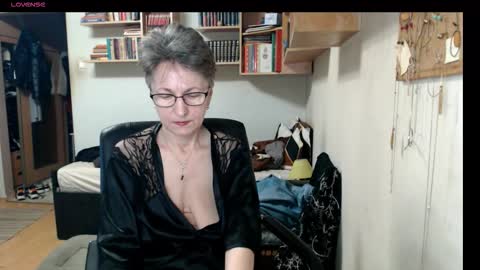 Snapshot of maturekate chatting on 10.18.25 maturekate online show from 10.18.25