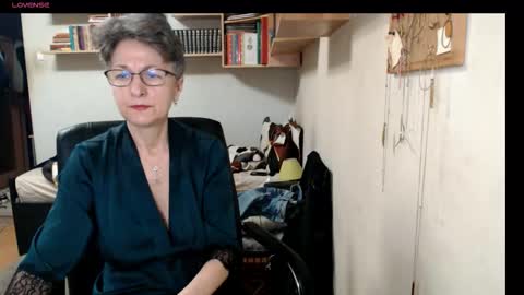 Snapshot of maturekate chatting on 10.19.25 maturekate online show from 10.19.25