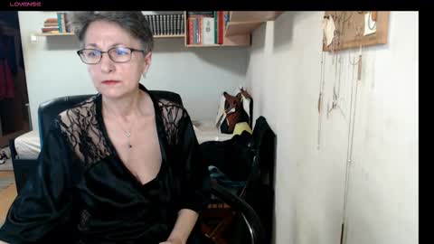 Snapshot of maturekate chatting on 10.20.25 maturekate online show from 10.20.25