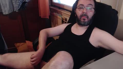 Snapshot of max818k chatting on 09.21.25 Max online show from 09.21.25