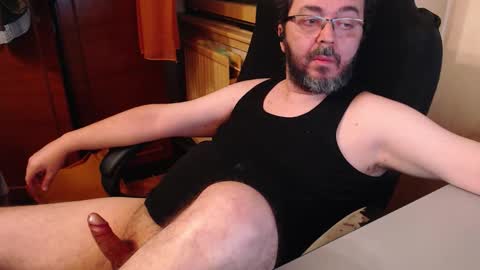 Snapshot of max818k chatting on 10.02.25 Max online show from 10.02.25