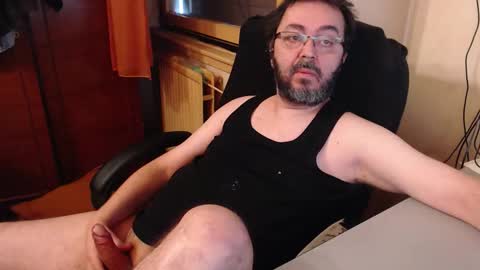 Snapshot of max818k chatting on 10.05.25 Max online show from 10.05.25