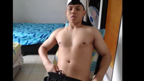 Snapshot of maxiolly108534 chatting on 11.10.25 maxiolly108534 online show from 11.10.25