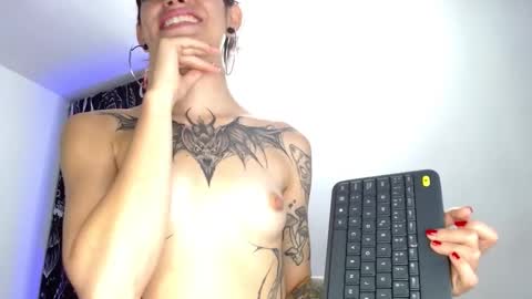 Snapshot of mayaredd chatting on 02.26.25 mayaredd online show from 02.26.25