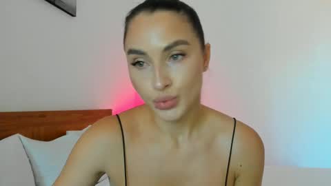 Snapshot of me_lina_ chatting on 03.10.25 Alice online show from 03.10.25