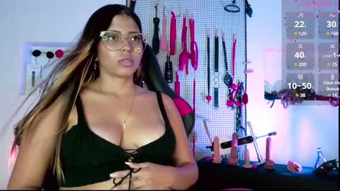 Snapshot of meggan_greey chatting on 01.21.25 Your best slave online show from 01.21.25