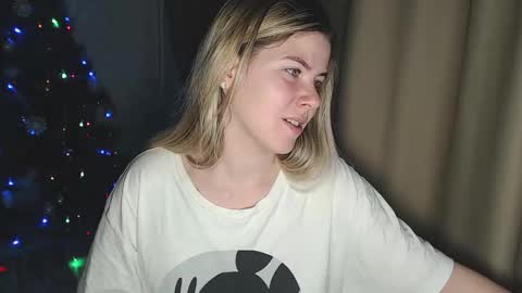 Snapshot of melissa__ray chatting on 12.17.24 Melissa Ray online show from 12.17.24