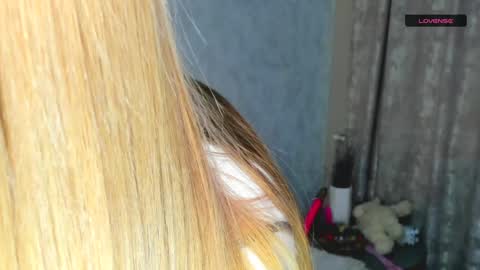 Snapshot of melmooon chatting on 01.04.25 MelMooon online show from 01.04.25