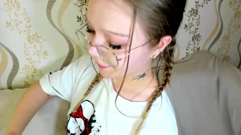 Snapshot of melmooon chatting on 09.11.25 MelMooon online show from 09.11.25