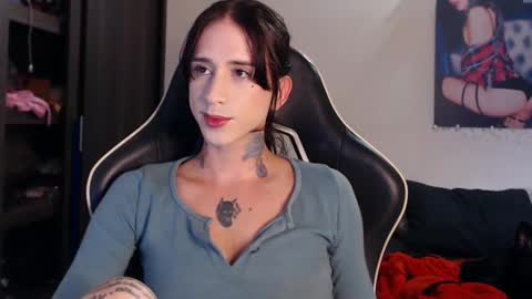 Snapshot of mely_roussex chatting on 02.22.25 mely online show from 02.22.25