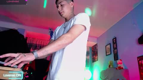 Snapshot of mexican_cum chatting on 10.10.25 Jhon online show from 10.10.25