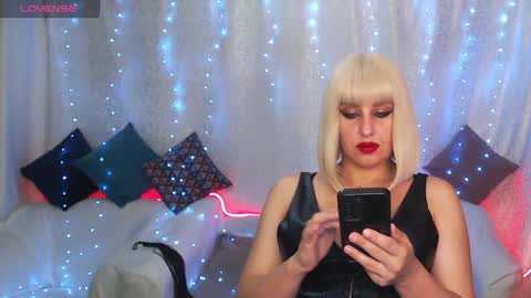 mia_sunn online show from 09.11.25