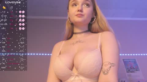 Snapshot of miamiameow chatting on 01.08.25 Mia online show from 01.08.25