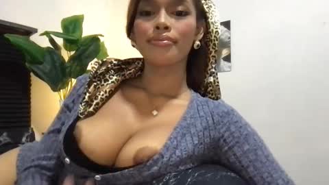 Snapshot of miapasita chatting on 09.12.25 Mia online show from 09.12.25