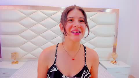 Snapshot of miaqueen021 chatting on 01.24.25 Sweetie Mia online show from 01.24.25