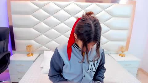 Snapshot of miaqueen021 chatting on 02.10.25 Sweetie Mia online show from 02.10.25