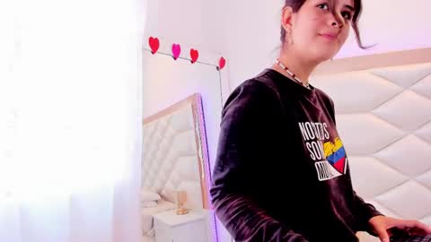 Snapshot of miaqueen021 chatting on 02.19.25 Sweetie Mia online show from 02.19.25