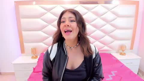 Snapshot of miaqueen021 chatting on 02.25.25 Sweetie Mia online show from 02.25.25